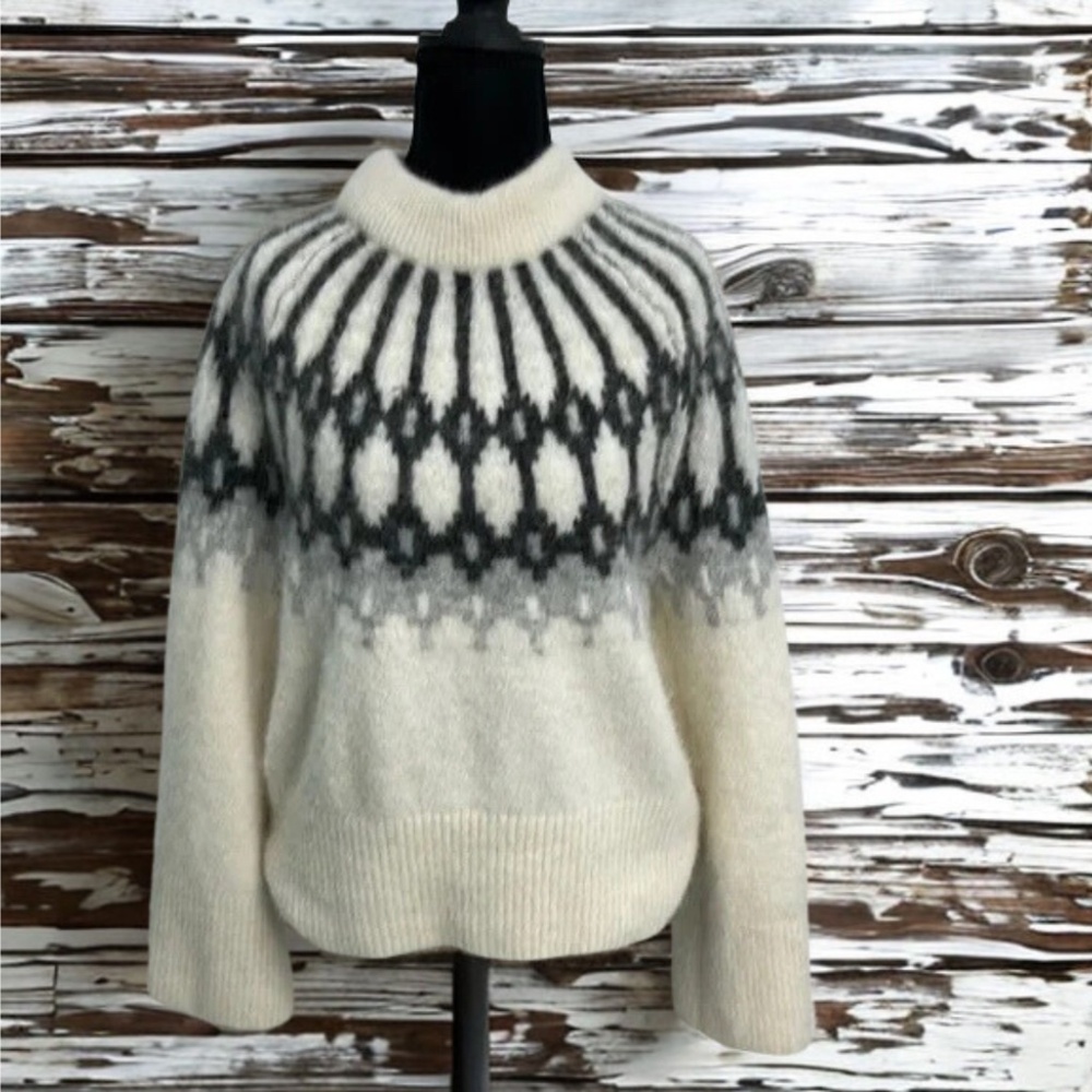 Banana Republic Cozy  Patterned Sweater - Cream and Gray